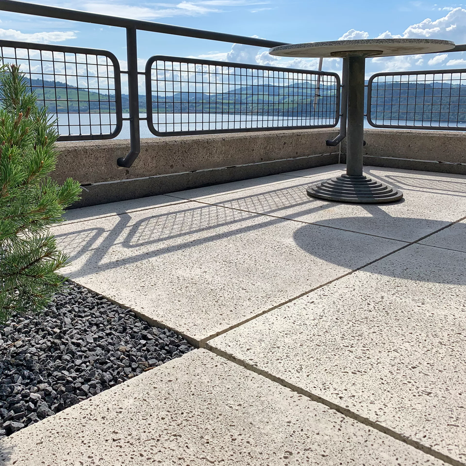 Dalles de jardin TRAVINA avec structure fine en travertin