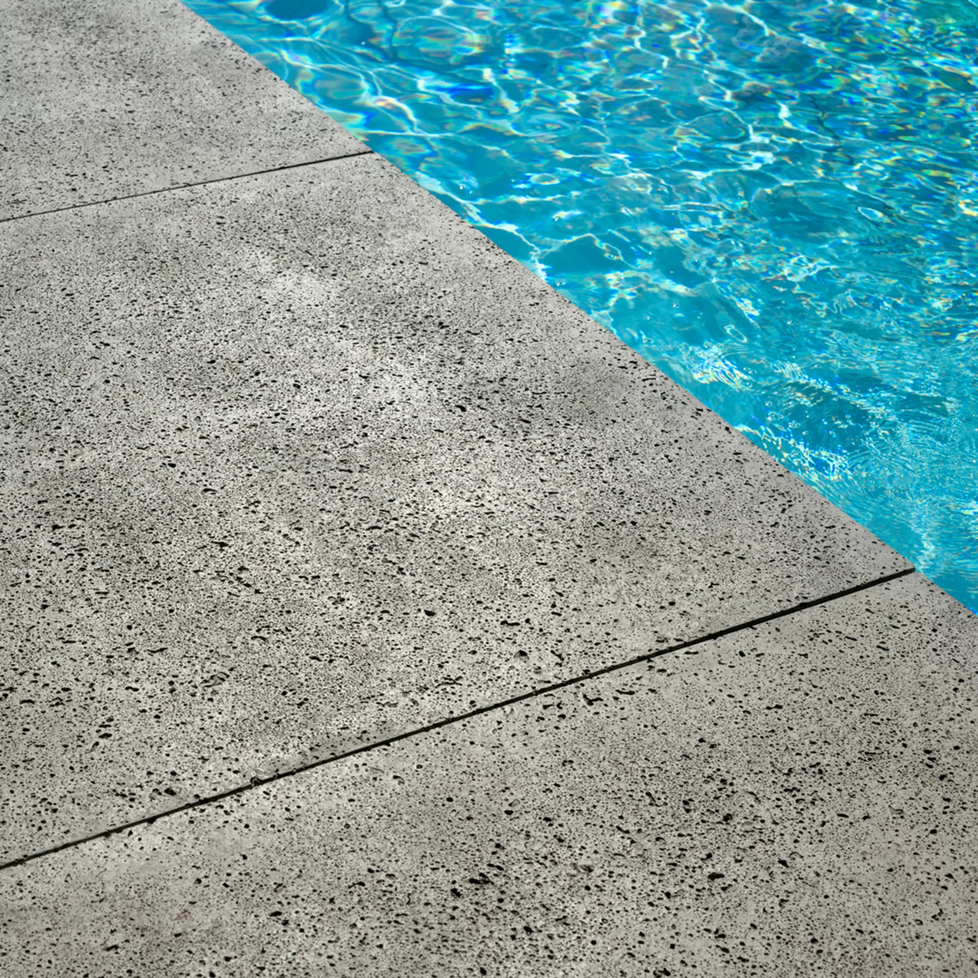 Dalles de jardin TRAVINA avec structure fine en travertin