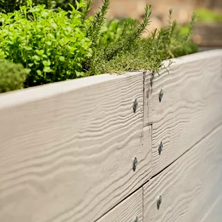 Hochbeet mit Holzstruktur