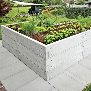 Hochbeet mit Holzstruktur