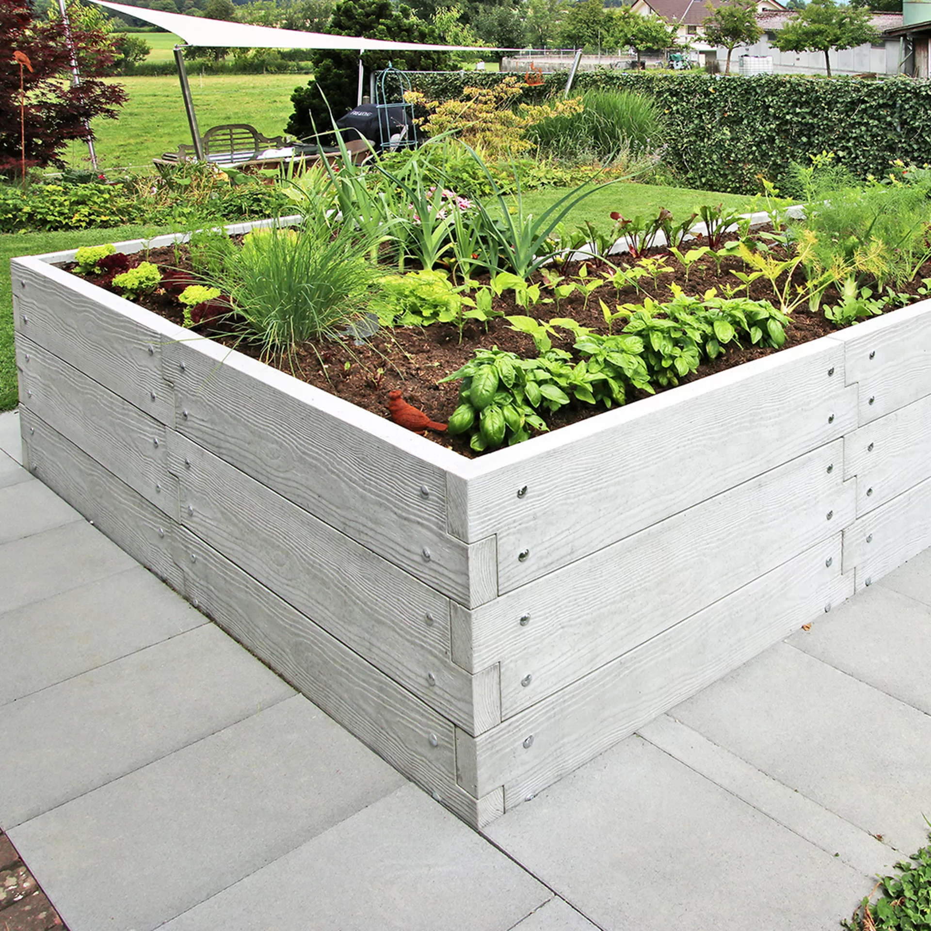 Hochbeet mit Holzstruktur