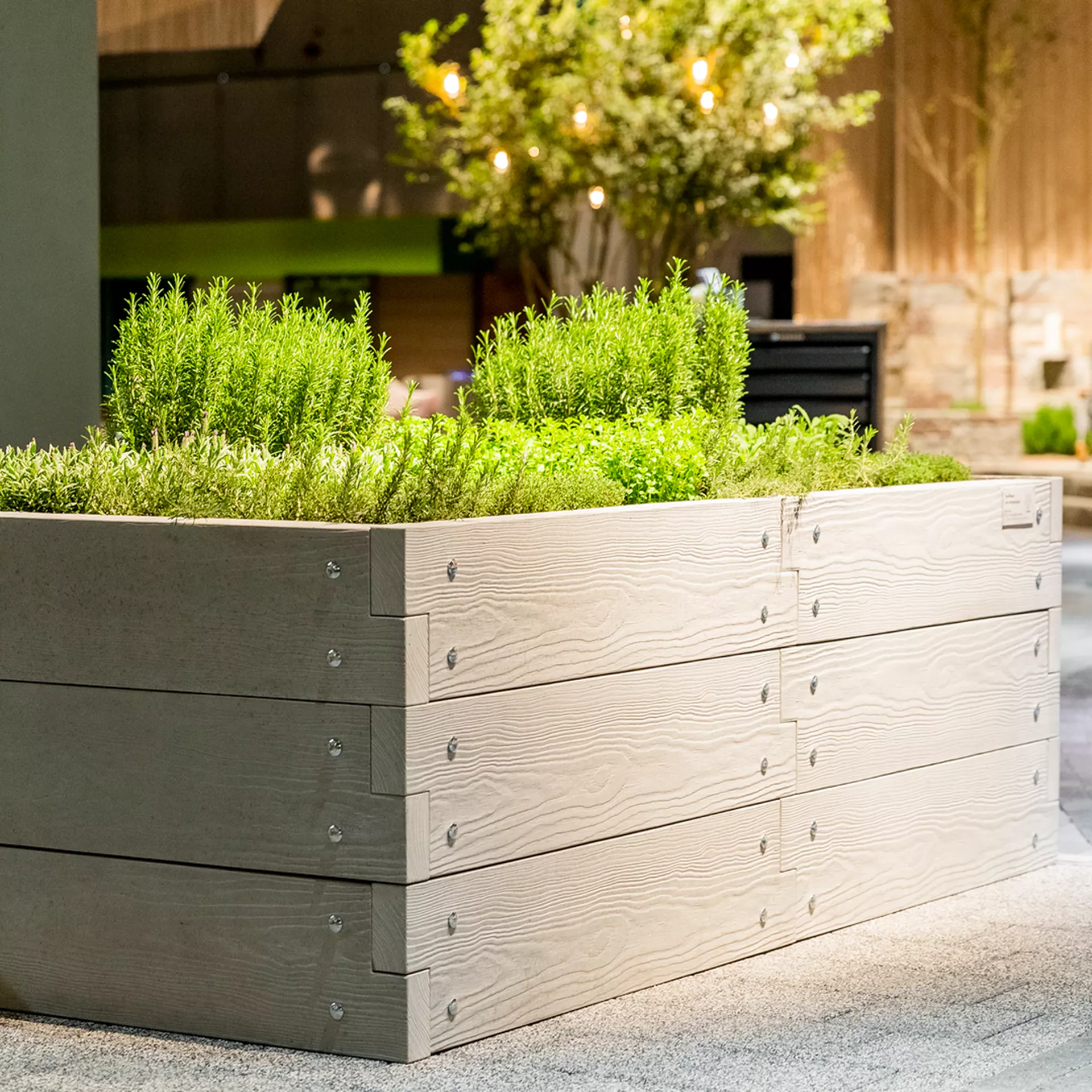 Hochbeet mit Holzstruktur