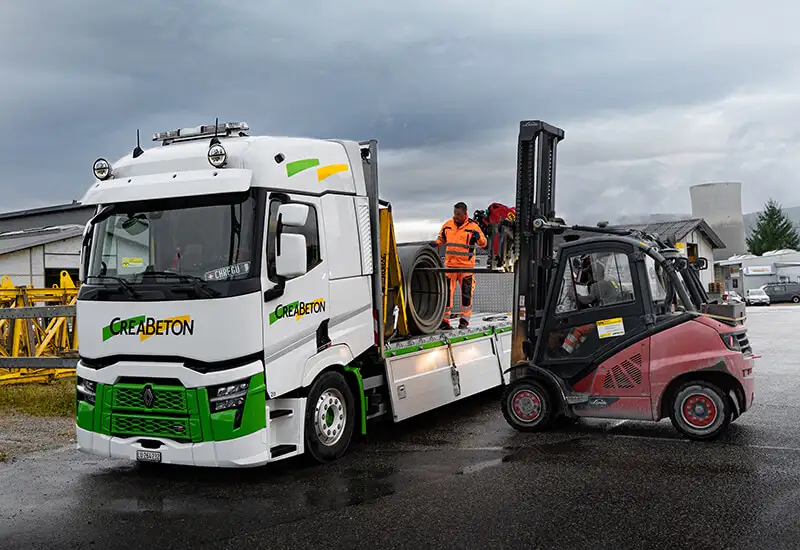 Chargement d'un camion avec un chariot élévateur Chargement d'un camion avec un chariot élévateur